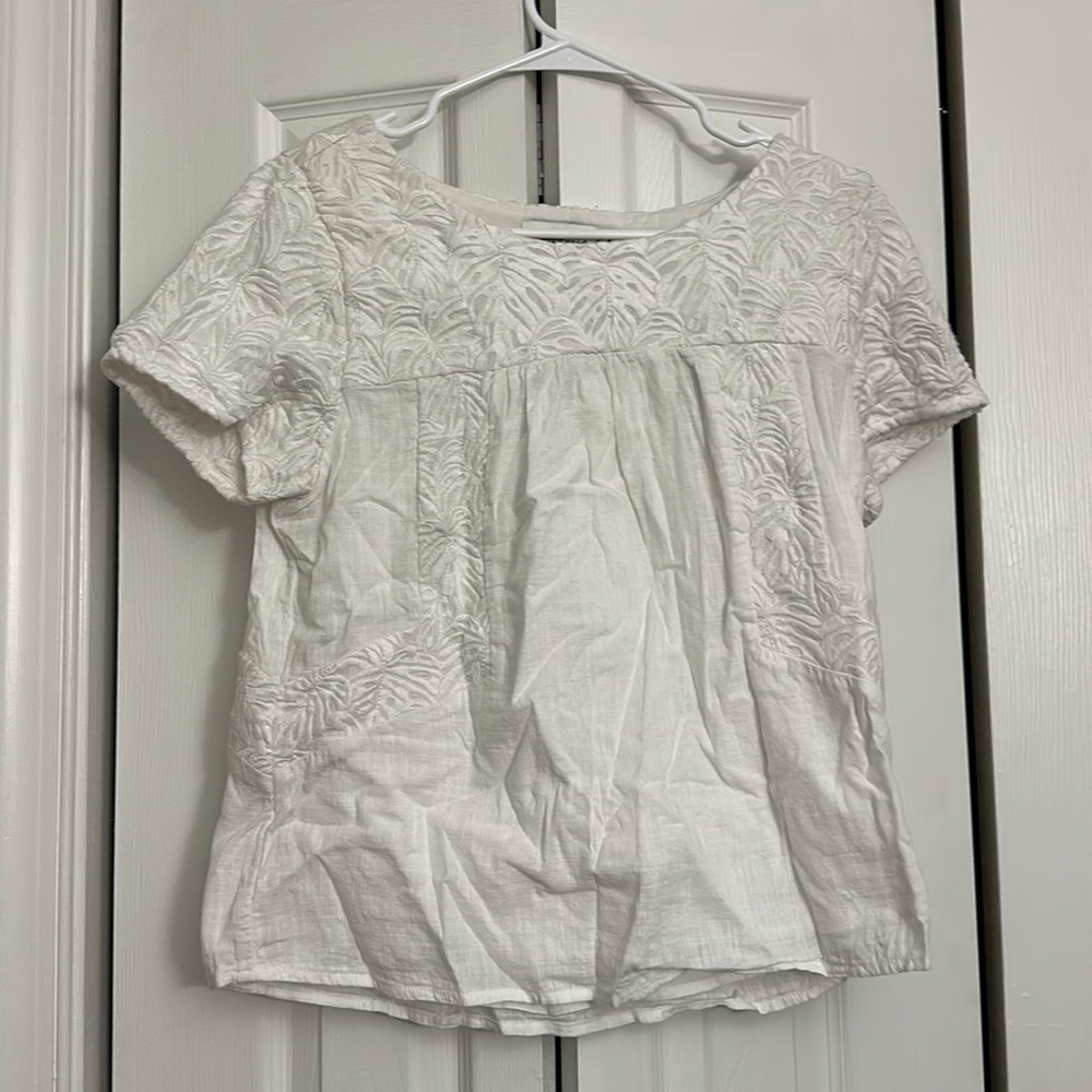 Vineyard vines white blouse with embroidered detail